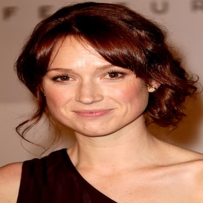 Ellie Kemper Bio, Wiki, The Great American Baking Show, Age, Education, Height, Family, Husband, Children, and Career